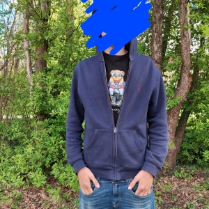 Ralphlauren Polo bear T-shirt - Tjena, säljer nu denna sjukt feta och ovanliga tröjan från ralphlauren📈 Tröjan har inga defekter och är i princip i ny skick❗️Hör av dig vid minsta fundering🧐 Priset är inte hugget i sten🪨