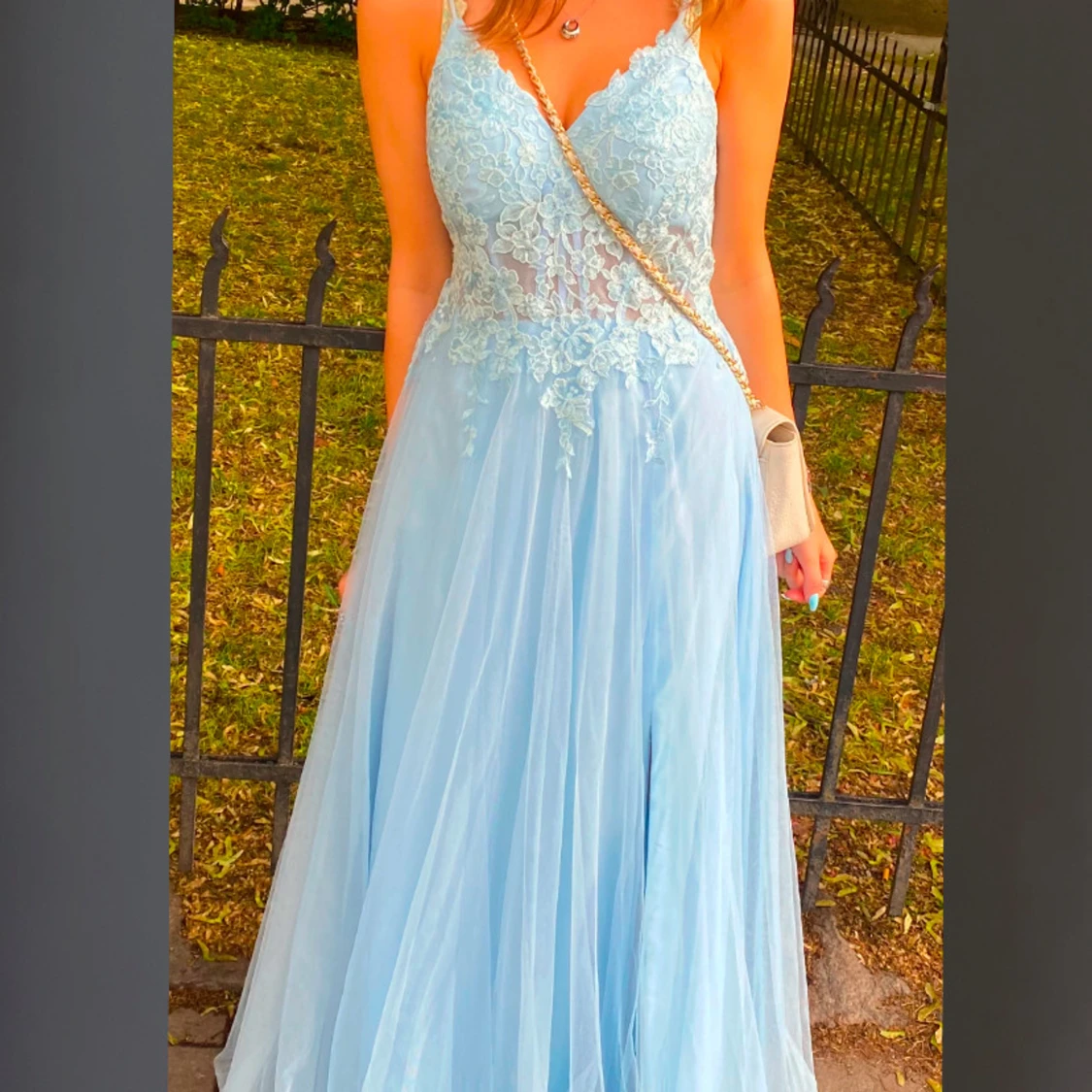 Ljusblå långklänning med spets och tyll - 3