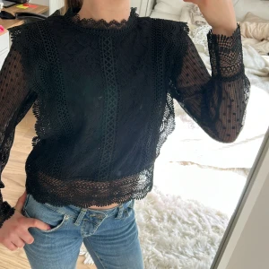 Superfin svart spetsblus🖤🖤 - Säljer en svart blus med transparenta spetsärmar och fina volangdetaljer. 