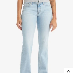 Blå Levis jeans  - Modellen ”superlow boot” i färgen Light-blue denim som är sparsamt använda så inga tecken på användning, kom privat för egna bilder, storlek 24x32