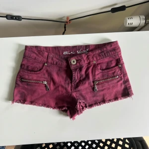 Lågmidjade jeans shorts - Snygga vinröda jeansshorts, perfekta för sommaren. Säljer då de inte passar längre😊 midjemått: 37 cm, längd: 21-22 cm