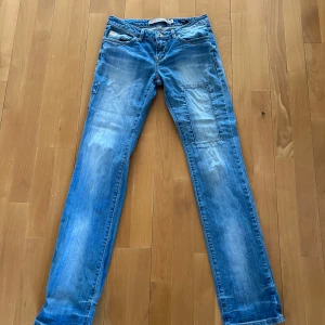 Zara raka jeans - Raka jeans från Zara av en äldre modell som inte finns att köpa längre. Vintage. Storlek 36. Bra skick.