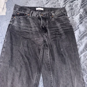 Svarta raka jeans - Säljer ett par svarta jeans med rak passform och klassisk femficksdesign. Low waist. Använda 1 gång pga fel storlek. Som nya!!