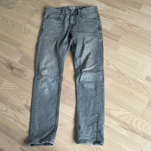 Grå jeansbyxor straight fit - Snygga grå jeansbyxor med klassisk femficksdesign och raka ben. Byxorna har normal passform och stängs med dragkedja och knapp. Perfekta för en avslappnad stil och passar till det mesta.