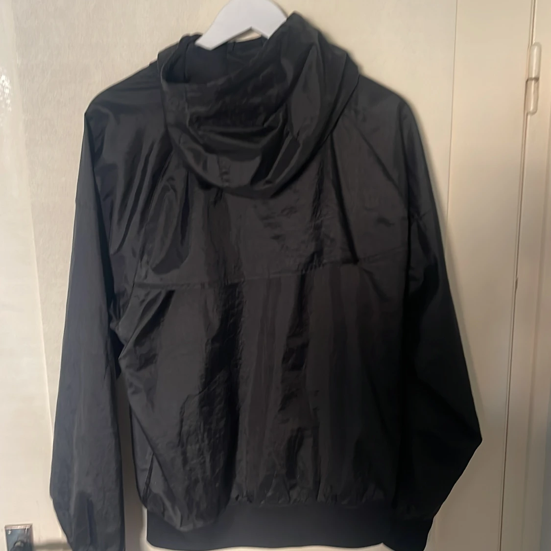 Svart vindjacka från Nike med huva - 1