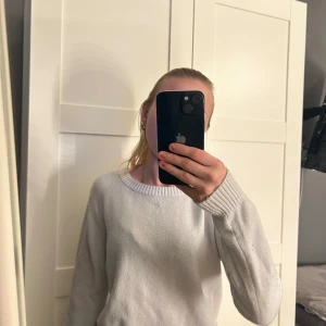 Vit stickad tröja från VILA - Säljer en klassisk vit stickad tröja från VILA i storlek S. Tröjan har rund halsringning och långa ärmar med ribbade muddar. Perfekt basplagg som passar till det mesta. Supermjuk och enkel att styla!