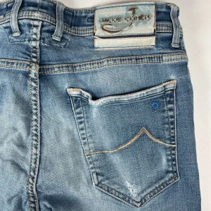Jacob Cohen Jeans - Säljer nu ett par blå Jacob Cohen i storlek W31 och L33. Jeansen är slimfit och riktigt stilrena med en snygg fade! Skick=6,5/10 med ett litet hål i bakfickan men syns knappt. Nypris är cirka 7000kr samt så är det limited edition jeans!