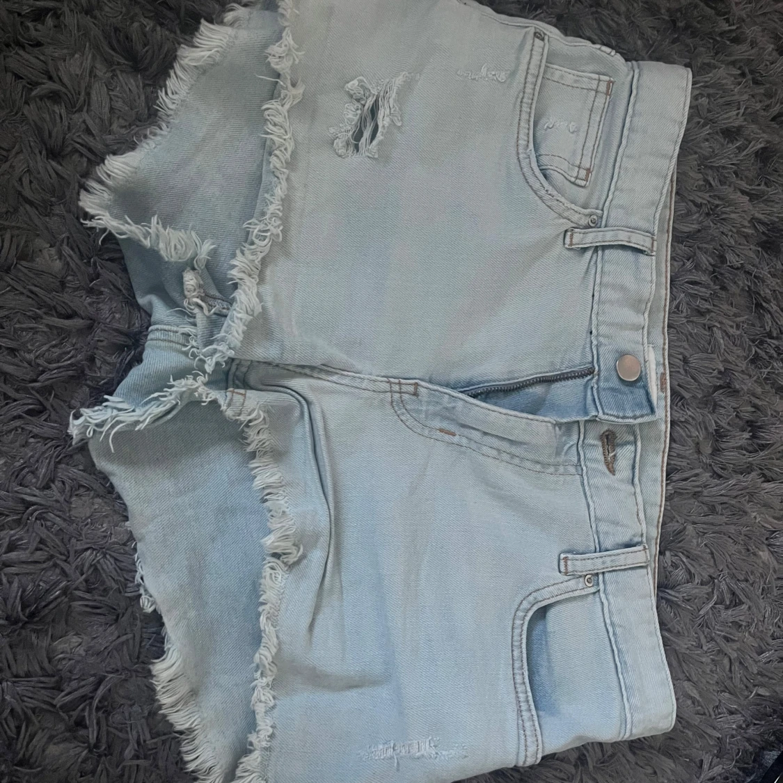 Ljusblå jeansshorts med fransar från H&M