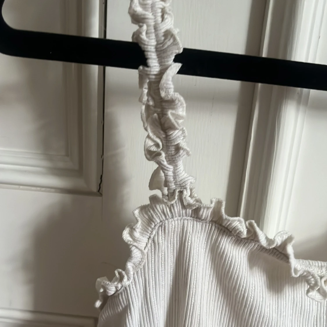 Vit croppat linne med volangdetaljer - 2