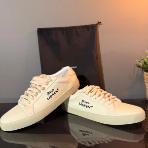 Ysl sneakers - Kollar om jag kan få något bra pris på dessa ysl skor, dustbag medföljer. Knappt tecken på användning och riktigt fräscha, kom gärna med frågor på fler bilder eller prisförslag☺️