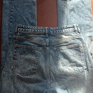 Blå jeans med hål - Säljer ett par blå jeans med slitningar på framsidan. 