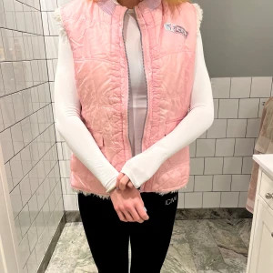 Rosa, lurvig väst - Så najs rosa väst, som kan användas åt båda hållen (bild 3). Skulle säga strl S-M. 