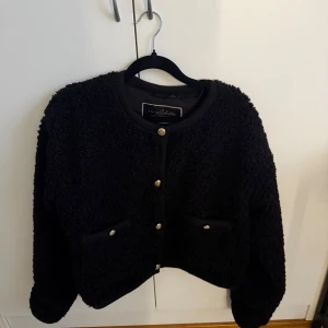 jacka/kofta - en jätte fin jacka/kofta som passar perfekt till sommarkvällar om man vill snygga till en classy outfit, den är hyfsad i storlek lite liten men aldrig använd. 