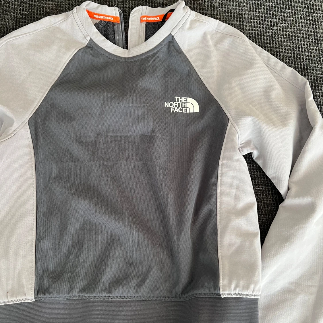 Grå långärmad tröja från The North Face - 3