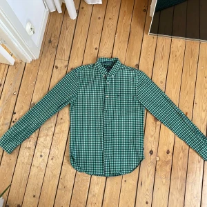 Grön och blå rutig skjorta från Scotch & Soda - Snygg grön och blå rutig skjorta från Scotch & Soda med klassisk krage. Jävligt skjysst skjorta för dagligt bruk så som fin tillställningar:)