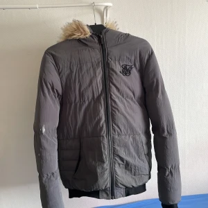 Säljer en jacka med bra pris och kvalitet  - Mycket bra pris och kvalitet, som ni ser det finns en liten håll i armen i jackan med den går enkelt att fixa.