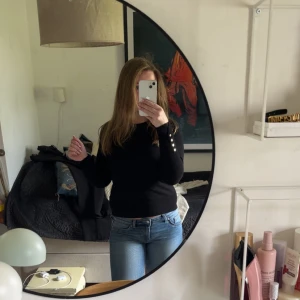 Svart Zara tröja - Säljer en svart långärmad tröja med gulddetaljer på ärmarna. Har tyvärr ett hål på höger arm. 