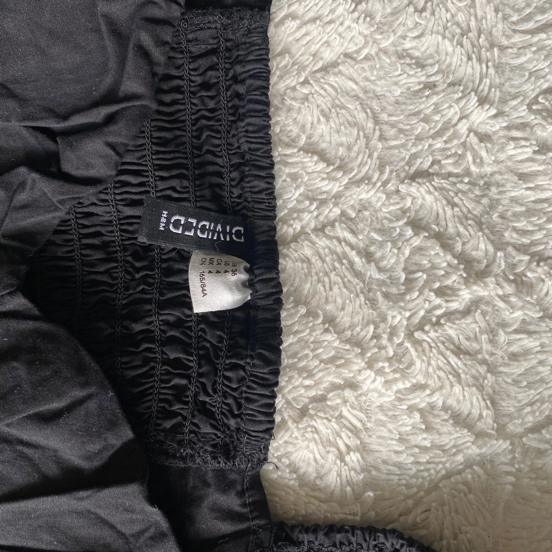 Svart croppad blus med puffärmar - 2