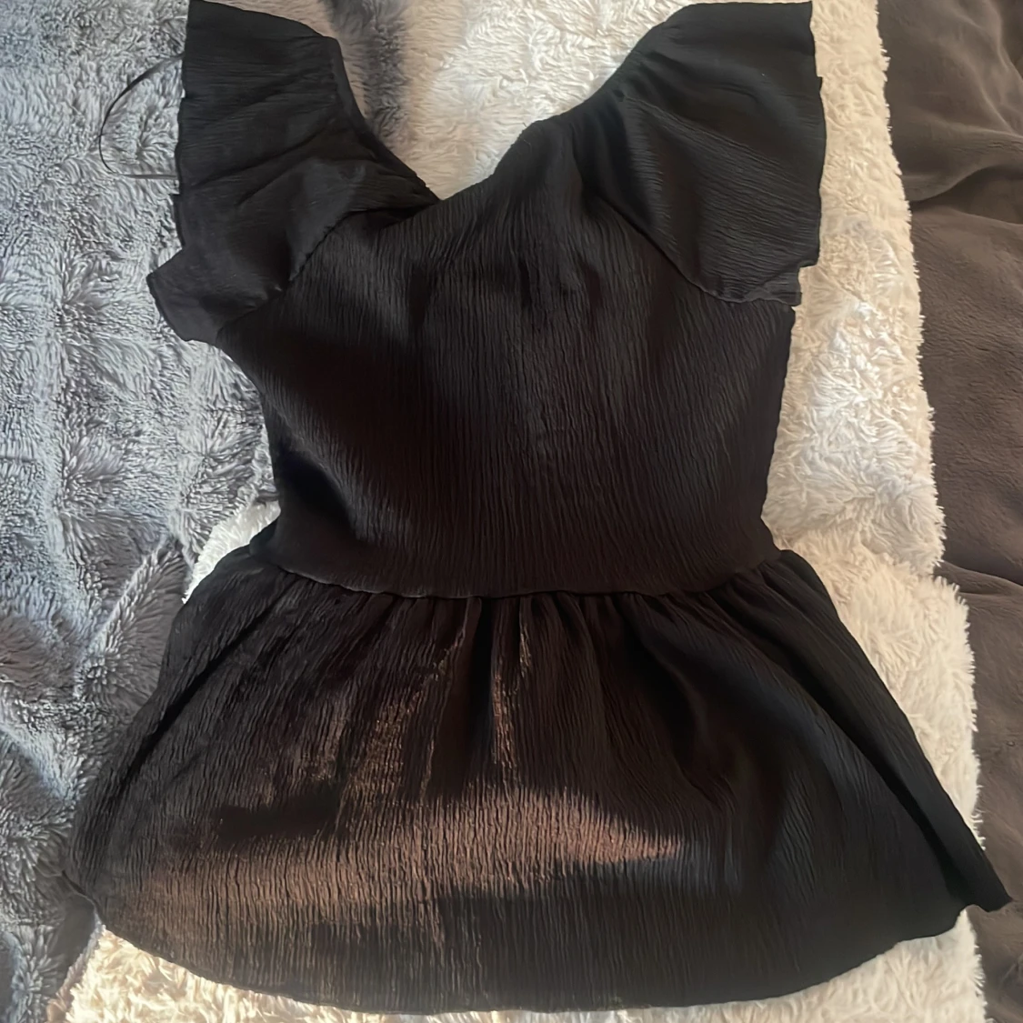 Svart blus med volangärmar och knytning - 1