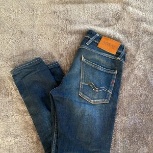 Blå Replay Anbass jeans - Blåa replay anbass jeans i storleken 28/30! Kom privat vid funderingar!😊 jeansen är igentligen 28/32 men är uppsydda hos jeansbolaget vid köpet av byxorna till 28/30