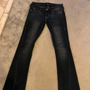 True religion jeans - Säljer ett par mörkblå jeans från True Religion, modell Joey Low Rise. Använd endast köp nu!💕💕