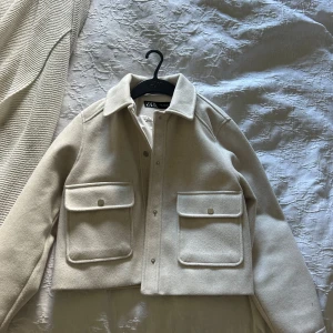 Beige vårjacka - Nästan helt oanvänd beige jacka som är köpt på Zara. Passar perfekt till våren. 