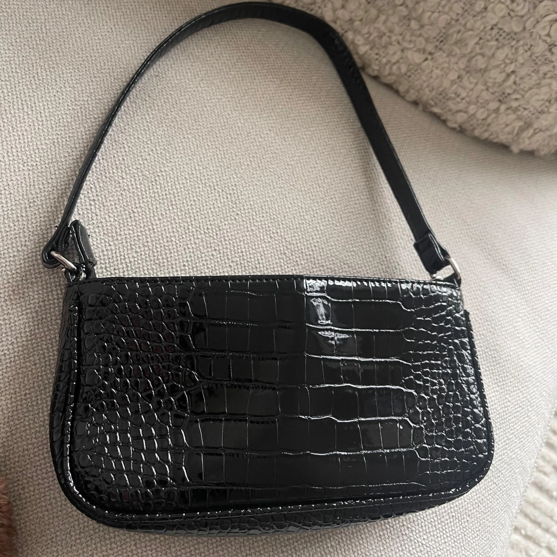 Svart axelväska med kedjedetalj - 3