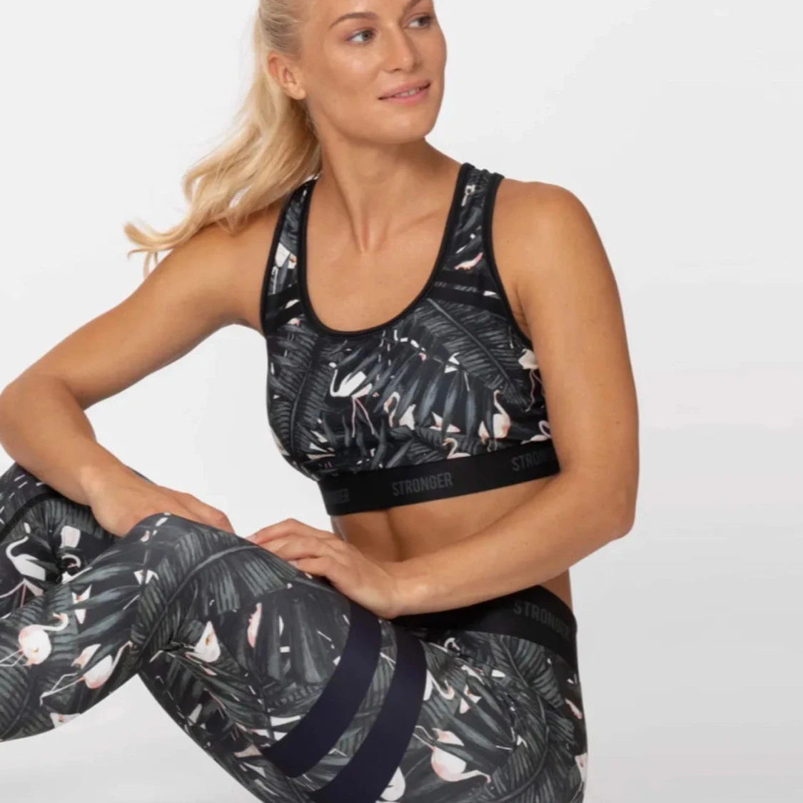 Svarta träningstights med flamingomönster från Stronger - 1