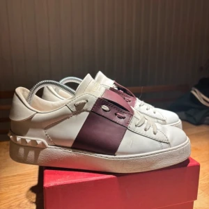 Valentino skor - Jättefina valentino skor som är sparsamt använda!! Det finns kvitto, låda, mm.  Finns en liten defekt på vänster sko ( syns på sista bilden) Inget som påverkar skon eller sko kvalitén.  Innermåttet är: 24 cm