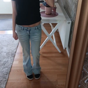 Ljusblå bootcut jeans från weekday - Säljer ett par ljusblå bootcut jeans från weekday. Aldrig använda bara testade!! fick hem de igår, säljer pga ska köpa en annan storlek.  Midjemått rakt över är ca 34,5 cm och längden från topp till tå är ca 95,5 cm. Jag är ca 161cm lång. De är verkligen superfina och kontakta mig för mer information💞 