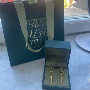 Bitten guldörhängen från Maria Nilsdotter - Säljer mina super fina guldiga örhängen från Maria Nilsdotter i modellen bitten. De pläterades senast i januari och är därför fortfarande väldigt fina i färgen. Nypris för ett örhänge är 2895kr och att plätera de kostar 1000kr, och jag säljer båda (nyligen pläterade) för 3700. Hör gärna av er vid frågor!💓💓