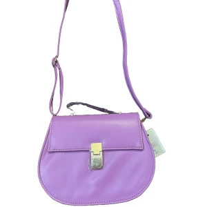 Ljuslila axelväska - En ljuslila axelväska med justerbart axelband och  guldfärgat spänne framtill. Väskan har flera fack inuti. Helt ny och oanvänd med plast och lapp kvar.