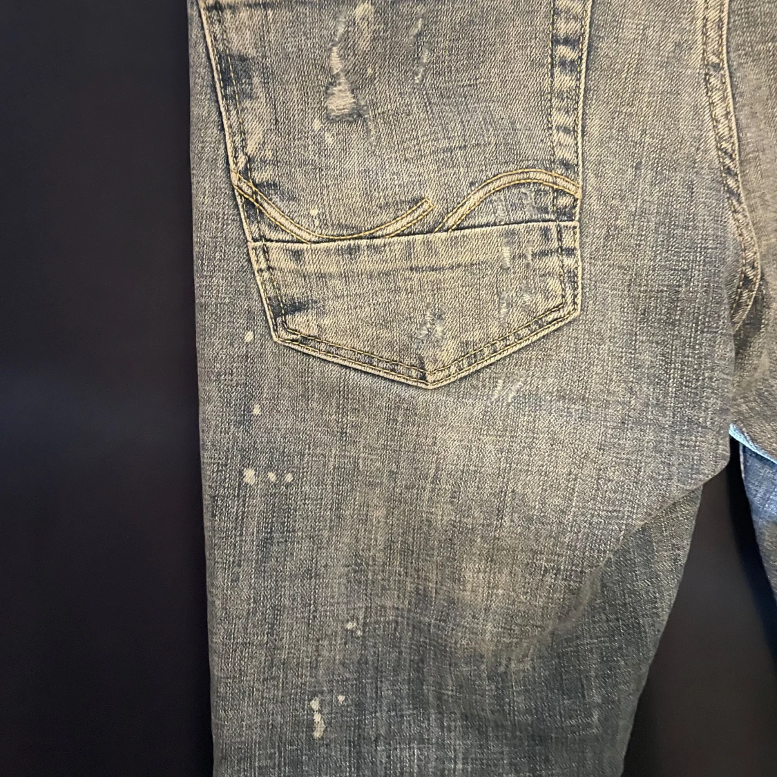 Blå slitna jeansbyxor - 2