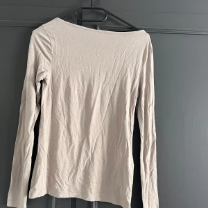 Beige långärmad topp från 157 - Säljer denna tröja från lager 157 då den inte används. Skriv för fler bilder eller frågor❤️har en likadan blå i min profil om man vill ha båda i samma paket🌸