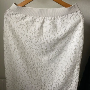 Vit spetskjol - Använts några gånger bara, super snygg!!🤍