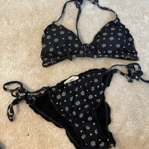 Mango bikini🌻🩷 - Super söt bikini från Mango teen i storlek xs/158. TVÄTTAR SÅKLART INNAN JAG SKICKAR!!🩷🩷