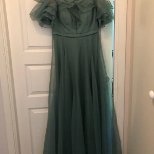 Grön klänning - En grön klänning som köptes för 1000kr men aldrig använts. 500kr men pris är villigt att diskuteras vid snabb affär! Hör av dig för frågor!
