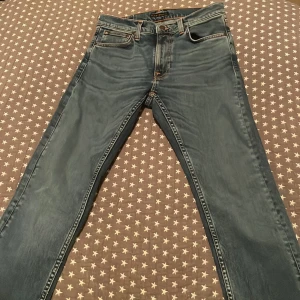 Lean Dean  jeans från Nudie Jeans Co - Säljer helt nya slim fit Lean Dean jeans i färgen Anbass andvända en gång perfekta för folk med bra smak. Storlek 29/32 kan sänka priset vid snabb affär. NYPRIS-1800 kr