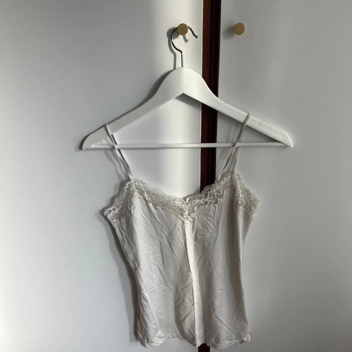 Vit spetsdetaljerad linnetopp från Lindex.