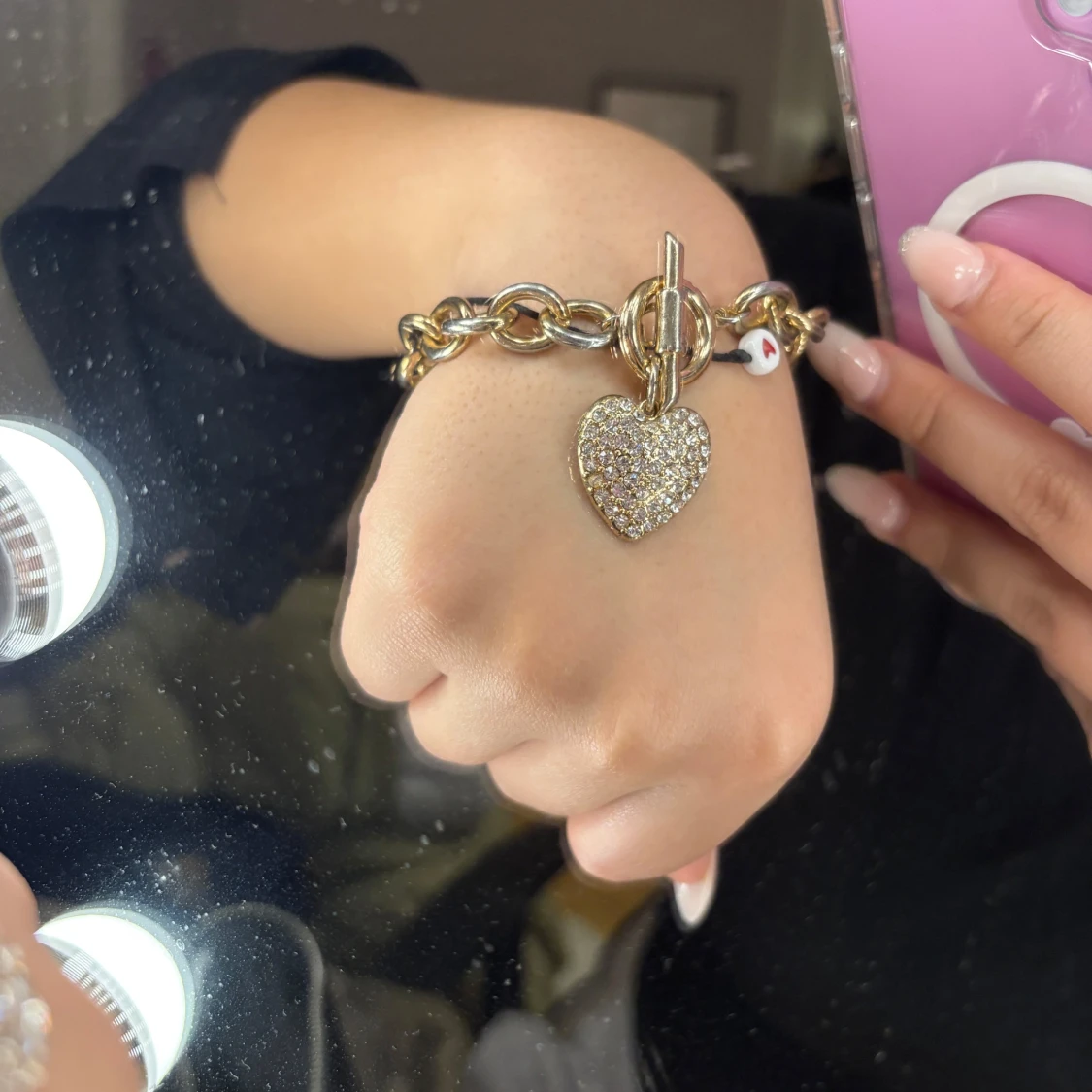 Två halsband med kedjor och detaljer - 4