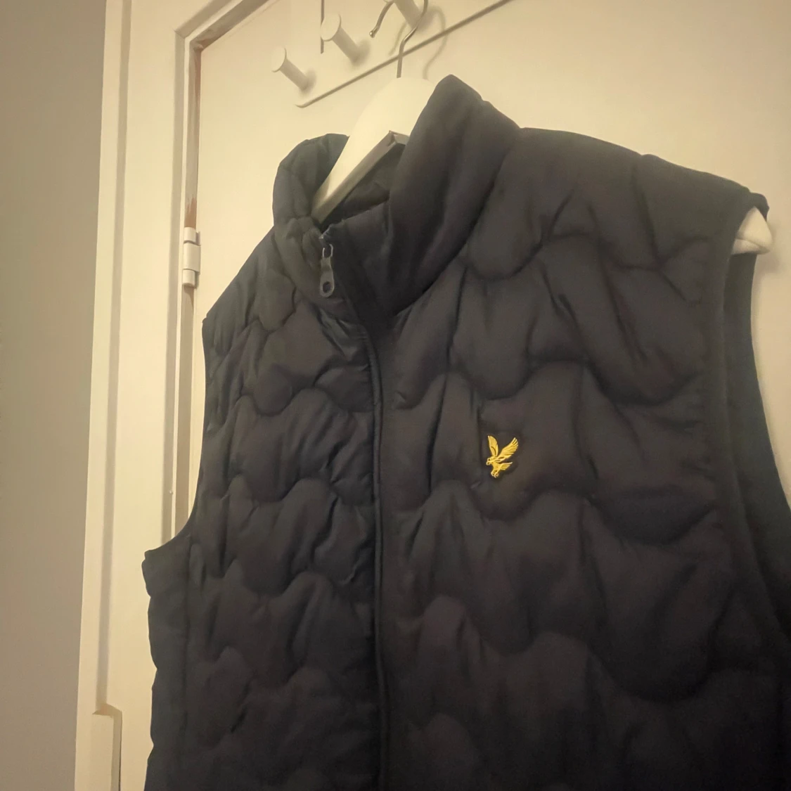 Svart quiltad dunväst från Lyle & Scott - 2