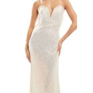 champange paljettklänning  - Säljer en lång, champagne klänning täckt av paljetter med en djup sweetheart-urringning. Klänningen är axelbandslös och har en figurnära passform.  St 42, från  asos, helt slutsåld i alla storlekar. helt ny med prislapp. perfekt bal klänning. 