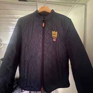 Morris Jacka Storlek M - Mörkblå fin jacka från Morris, inga defekter alls. Använd ett par fåtal gånger och är som ny, den kan bli din för endast 899kr!