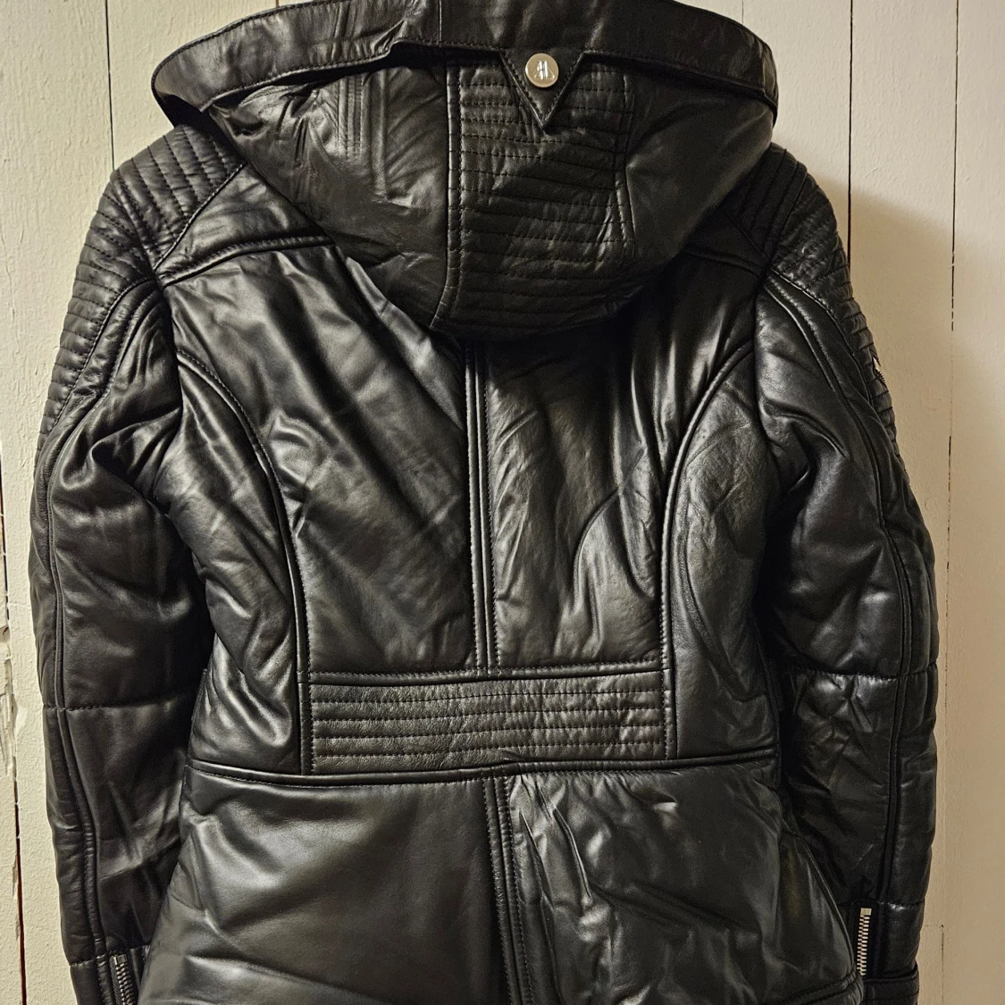 Svart dun skinnjacka med huva från Horspist - 1