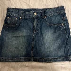 Lågmidjad jeans kjol/ minikjol  - Säljer en lågmidjad jeanskjol i nyskick. Passar dig som har storlek XS/S. Köptes utomlands för 250kr, säljs för 99kr. Perfekt plagg till sommaren, både snygg och lätt att matcha!