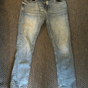 Blå jeans från Dobber W33 L32 - Säljer ett par klassiska blå jeans från Dobber i storlek W33 L32. Jeansen har fem fickor, raka ben och normal passform. Perfekta till vardags och lätta att matcha med olika stilar. Snygg tvättad look och bekvämt material. ⚠️NI KAN FÅ PRUTA OM NI TYCKER DET ÄR FÖR DYRT. 