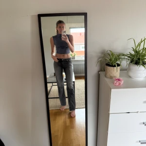 Grå raka jeansbyxor - Säljer ett par grå jeansbyxor med rak passform och låg midja. Zara full length, jag är 182 cm! 