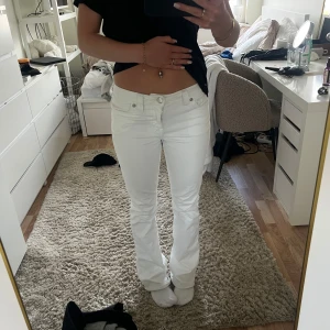 True religion jeans !! Bootcut jeans!! - Skitsnygga vita true religion jeans i bootcut modell!!💘💘Perfekta till sommaren ! Storlek w27 🌸OBS!! Se sista bild på defekt‼️‼️(råkat spilla nagellim som ej går bort, men syns knappt) Pris går såklart att diskutera !! 