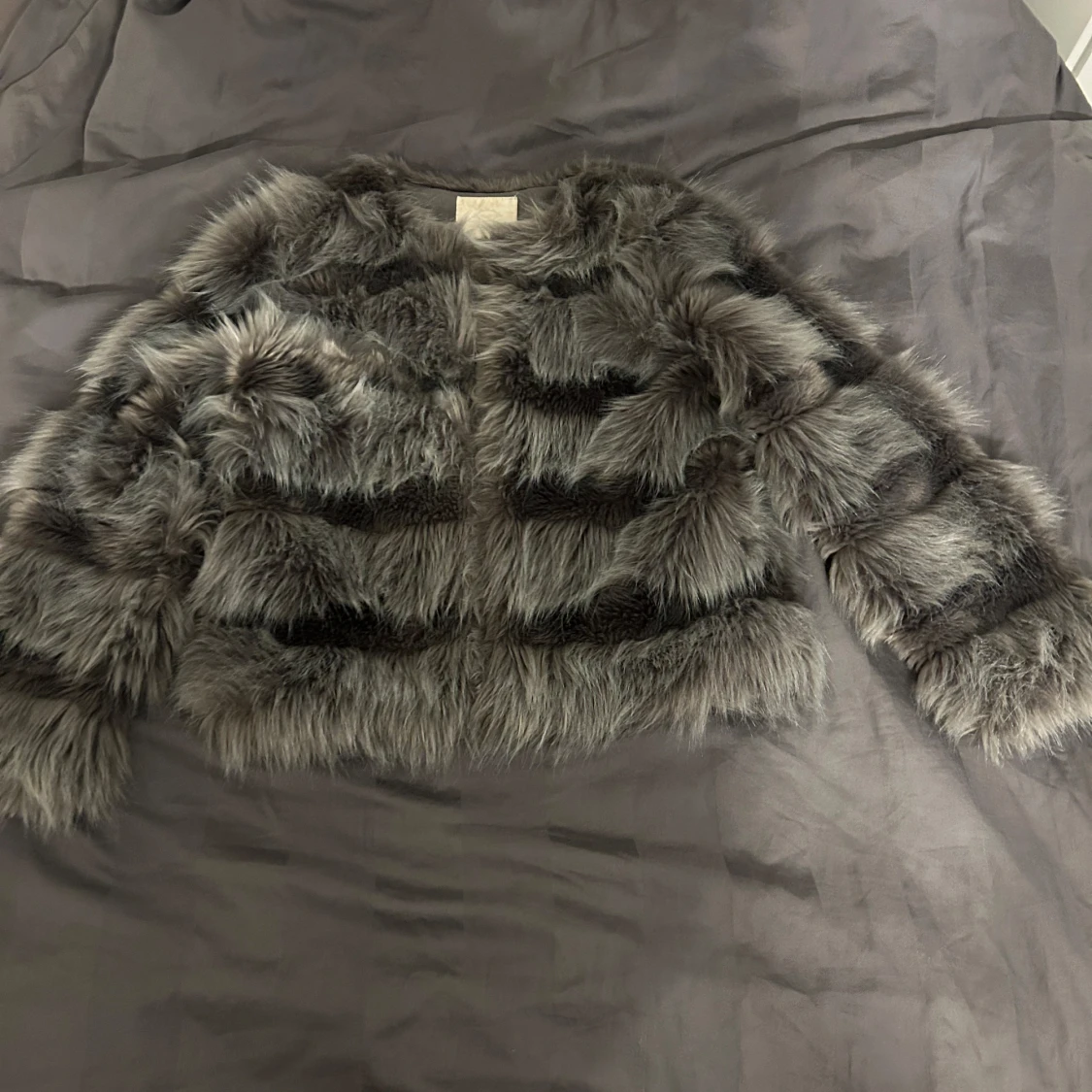 Grå pälsjacka med ränder - 1