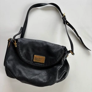 Marc by Marc Jacobs väska - Läderväska med gulddetaljer. Axelrem är justerbar. Fråga gärna om fler bilder 💕
